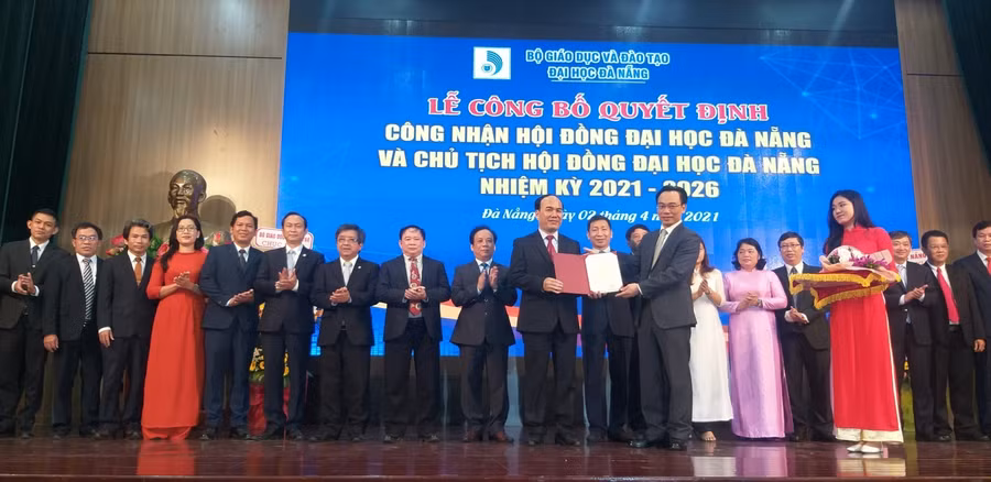 Thứ trưởng Bộ GD&amp;ĐT Hoàng Minh Sơn trao quyết định công nhận Hội đồng và Chủ tịch Hội đồng ĐH Đà Nẵng nhiệm kỳ 2021 - 2026