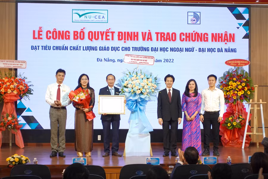 Đại diện Trung tâm Kiểm định chất lượng giáo dục – ĐHQG Hà Nội trao Giấy chứng nhận kiểm định chất lượng giáo dục cho Trường ĐH Ngoại ngữ, ĐH Đà Nẵng.