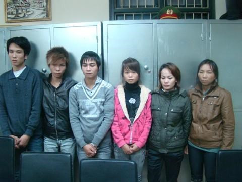 Vũ Thị Hồng (áo hồng) cùng đồng bọn Vũ Thị Hồng (áo hồng) cùng đồng bọn