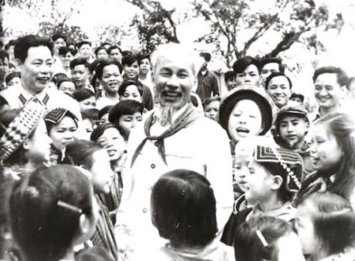 Chủ tịch Hồ Chí Minh trò chuyện cùng các cháu thiếu nhi. Chủ tịch Hồ Chí Minh trò chuyện cùng các cháu thiếu nhi.