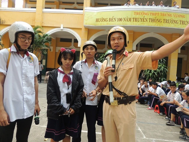 Học sinh tham gia chuyên đề tìm hiểu về an toàn giao thông đường bộ. Ảnh minh họa.