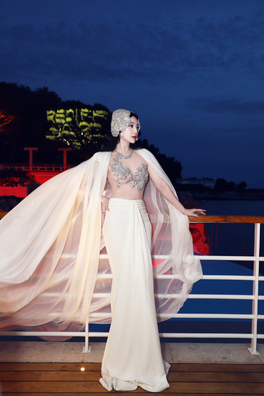 Tiếp nối những sự kiện tại Liên hoan phim Cannes lần thứ 76, tại bữa tiệc Women's Stories, Phạm Băng Băng đã khiến nhiều người xuýt xoa khi lựa chọn bộ trang phục vô cùng gợi cảm. Tiếp nối những sự kiện tại Liên hoan phim Cannes lần thứ 76, tại bữa tiệc Women's Stories, Phạm Băng Băng đã khiến nhiều người xuýt xoa khi lựa chọn bộ trang phục vô cùng gợi cảm.