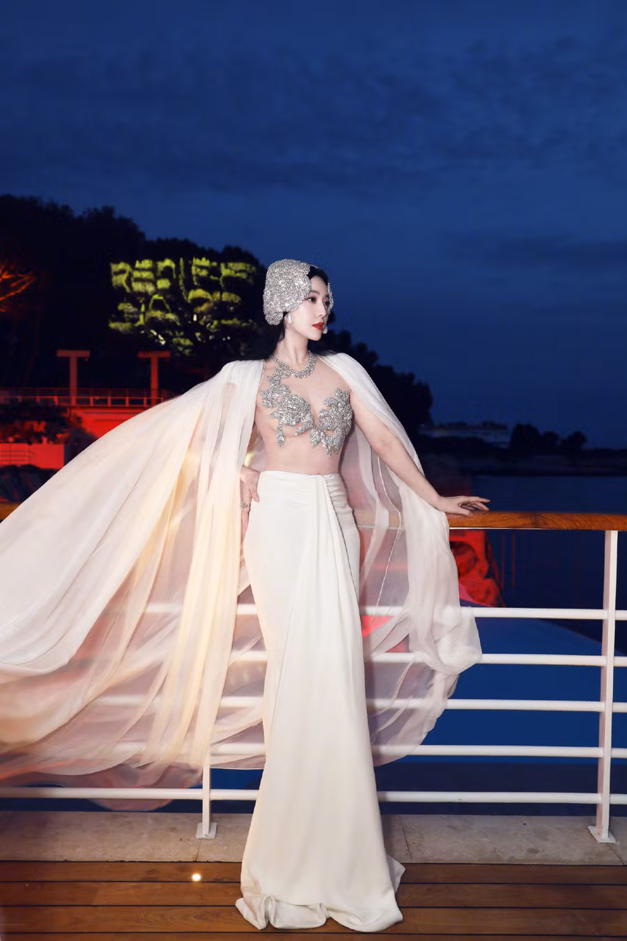 Tiếp nối những sự kiện tại Liên hoan phim Cannes lần thứ 76, tại bữa tiệc Women's Stories, Phạm Băng Băng đã khiến nhiều người xuýt xoa khi lựa chọn bộ trang phục vô cùng gợi cảm.