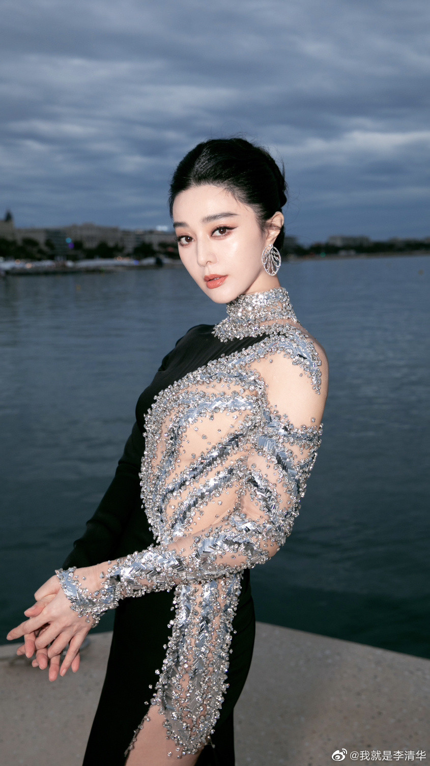 Nữ diễn viên diện trên mình chiếc đầm đen, thân trên điểm xuyên thấu. Phục trang gợi cảm kết hợp trang điểm, trang sức đắt giá giúp ngôi sao họ Phạm ghi điểm tuyệt đối. Nữ diễn viên diện trên mình chiếc đầm đen, thân trên điểm xuyên thấu. Phục trang gợi cảm kết hợp trang điểm, trang sức đắt giá giúp ngôi sao họ Phạm ghi điểm tuyệt đối.