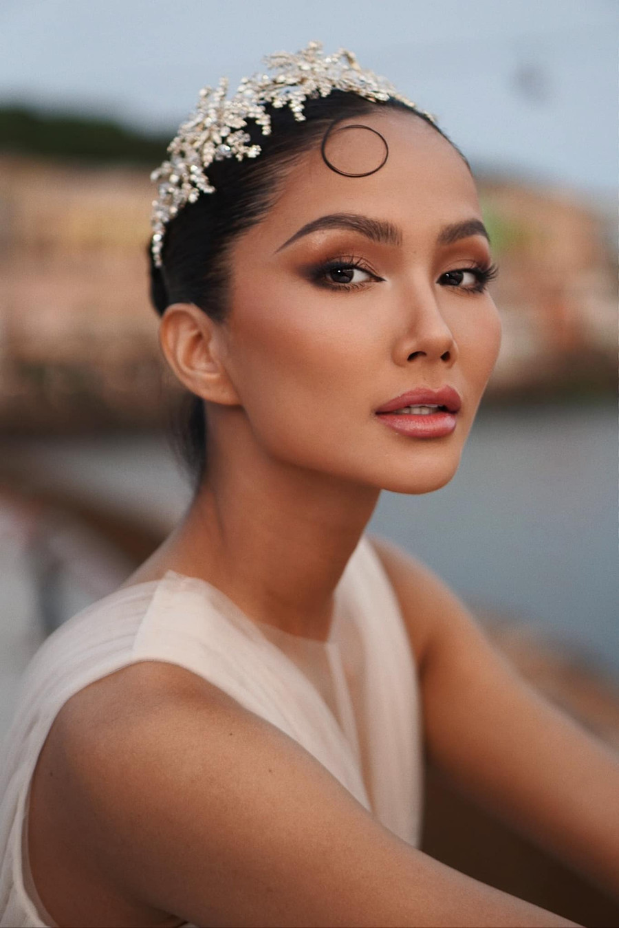 H’Hen Niê là nàng hậu nhận được rất nhiều sự mến nhiều của khán giả. H’Hen Niê là nàng hậu nhận được rất nhiều sự mến nhiều của khán giả.