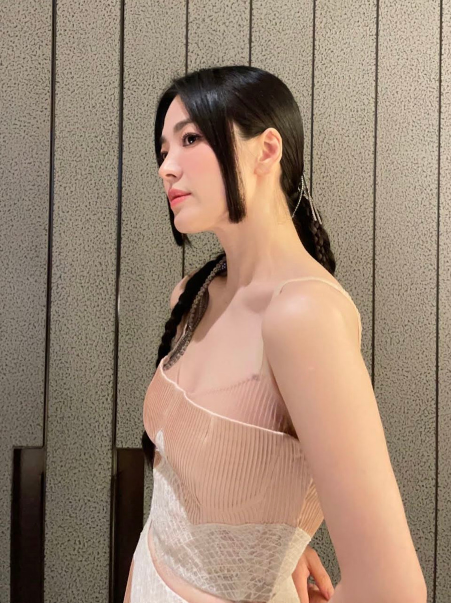 Trong những hình ảnh được chia sẻ, ngôi sao "The Glory" khoe vẻ đẹp thuần khiết, thanh lịch, sang trọng với kiểu tóc dài thắt bím. Dù trang điểm hay không trang điểm, Song Hye Kyo vẫn nổi bật với hình ảnh trong sáng không thể chê vào đâu được. Trong những hình ảnh được chia sẻ, ngôi sao "The Glory" khoe vẻ đẹp thuần khiết, thanh lịch, sang trọng với kiểu tóc dài thắt bím. Dù trang điểm hay không trang điểm, Song Hye Kyo vẫn nổi bật với hình ảnh trong sáng không thể chê vào đâu được.