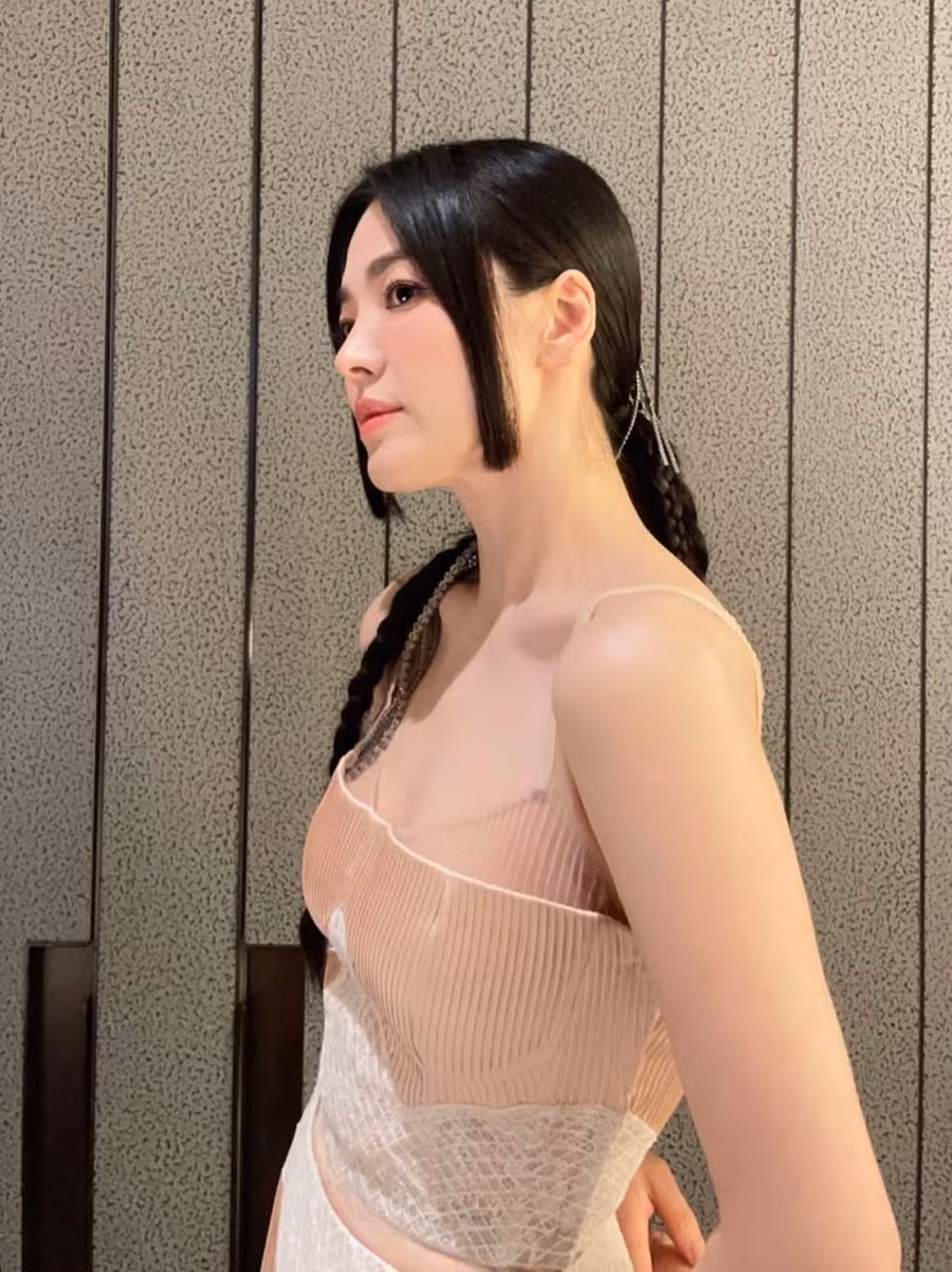Trong những hình ảnh được chia sẻ, ngôi sao "The Glory" khoe vẻ đẹp thuần khiết, thanh lịch, sang trọng với kiểu tóc dài thắt bím. Dù trang điểm hay không trang điểm, Song Hye Kyo vẫn nổi bật với hình ảnh trong sáng không thể chê vào đâu được.