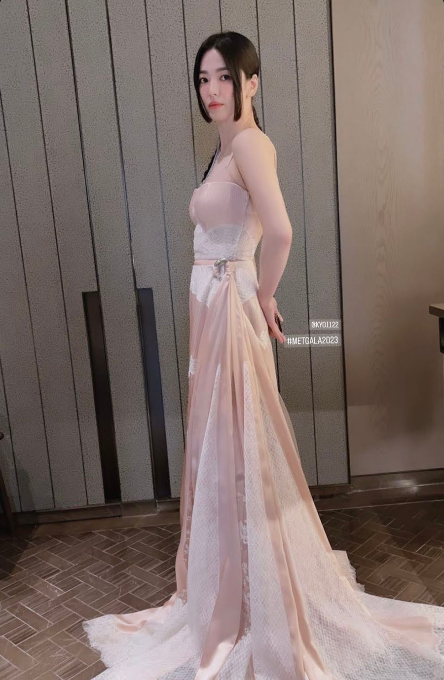 Gần đây, cô đã xuất sắc giành được giải thưởng “Nữ diễn viên chính xuất sắc nhất” trong hạng mục truyền hình tại Lễ trao giải nghệ thuật Baeksang lần thứ 59 nhờ vai diễn ấn tượng trong bộ phim “The Glory”. Gần đây, cô đã xuất sắc giành được giải thưởng “Nữ diễn viên chính xuất sắc nhất” trong hạng mục truyền hình tại Lễ trao giải nghệ thuật Baeksang lần thứ 59 nhờ vai diễn ấn tượng trong bộ phim “The Glory”.