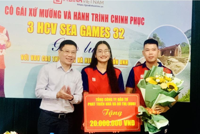 Ông Nguyễn Huy Vân, Chánh Văn phòng Tổng Công ty đầu tư phát triển nhà và đô thị - HUD trao 20 triệu đồng cho VĐV Cao Thị Duyên.
