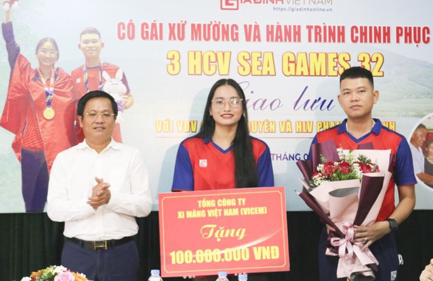 Nhà báo Hồ Minh Chiến, Tổng biên tập Tạp chí Gia đình Việt Nam thay mặt Tổng công ty Xi măng Việt Nam trao 100 triệu đồng cho VĐV Cao Thị Duyên.