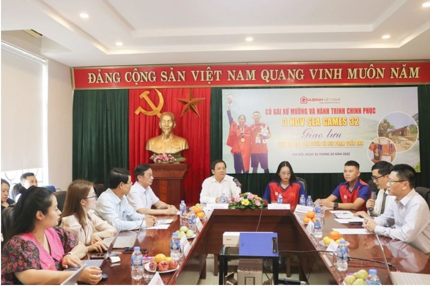 Buổi giao lưu &quot;Cô gái xứ Mường và hành trình chinh phục 3 HCV SEA Games 32&quot; do tạp chí Gia đình Việt Nam tổ chức.