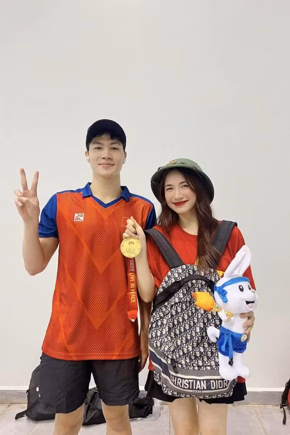 Hòa Minzy có mặt ở Campuchia để cổ vũ cho đội tuyển Việt Nam.