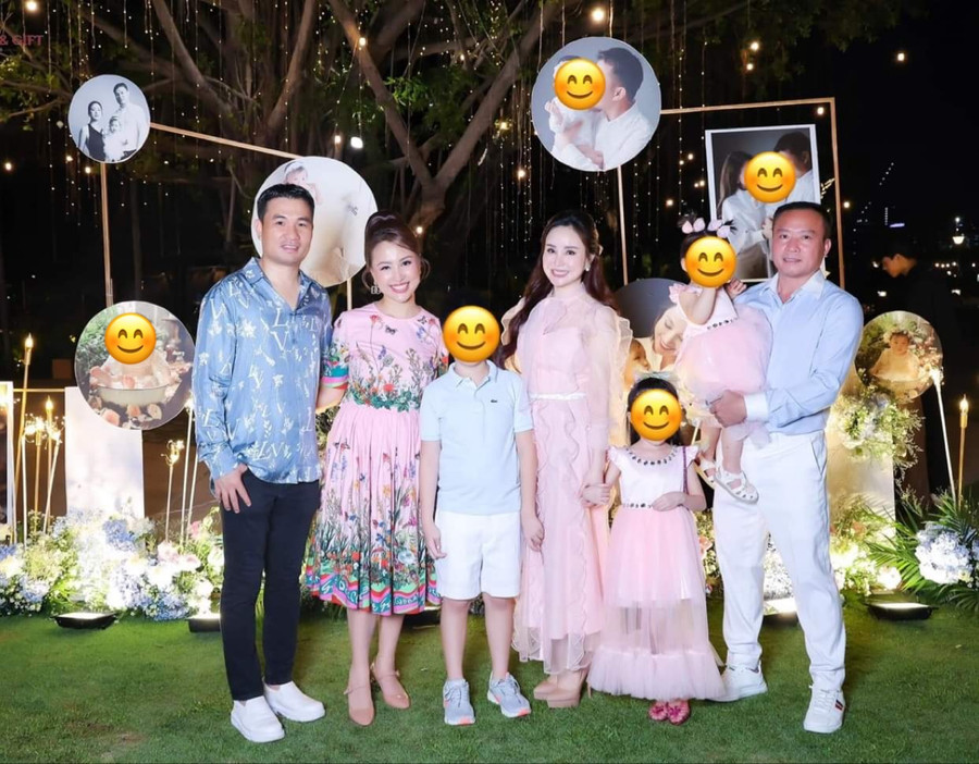 Vy Oanh bất ngờ lộ diện bên chồng và các con sau những ồn ào vừa qua. Vy Oanh bất ngờ lộ diện bên chồng và các con sau những ồn ào vừa qua.