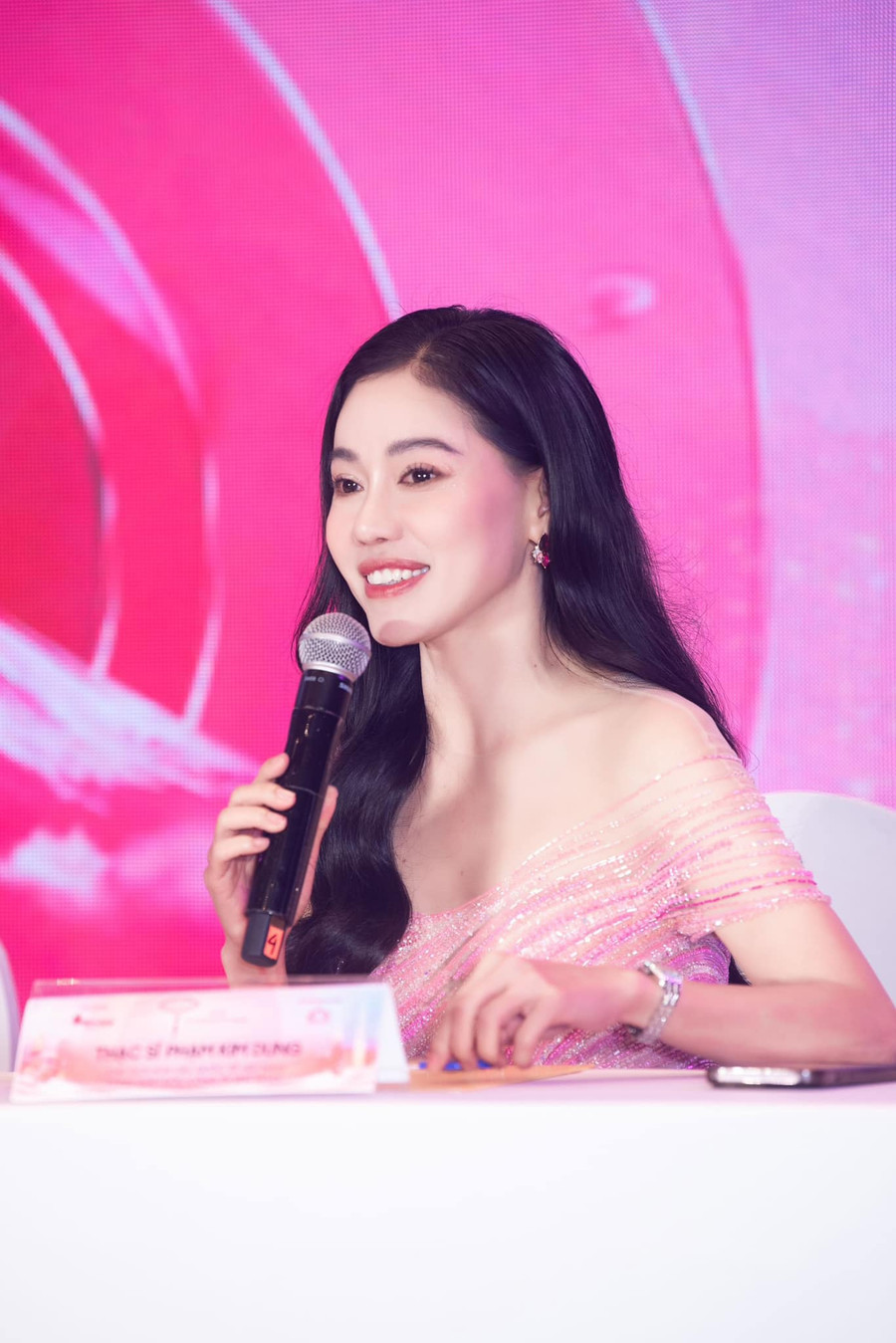 Bà Phạm Kim Dung lên tiếng cảnh báo vấn nạn lừa đảo, giả mạo BTC liên hệ với thí sinh của các cuộc thi do công ty mình tổ chức. Bà Phạm Kim Dung lên tiếng cảnh báo vấn nạn lừa đảo, giả mạo BTC liên hệ với thí sinh của các cuộc thi do công ty mình tổ chức.