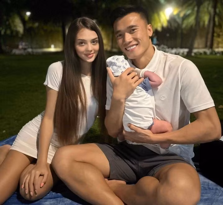 Tháng 11/2022 vừa qua, bà xã của thủ môn Bùi Tiến Dũng đã hạ sinh con đầu lòng và chính thức gia nhập hội mẹ bỉm sữa ở tuổi 22.