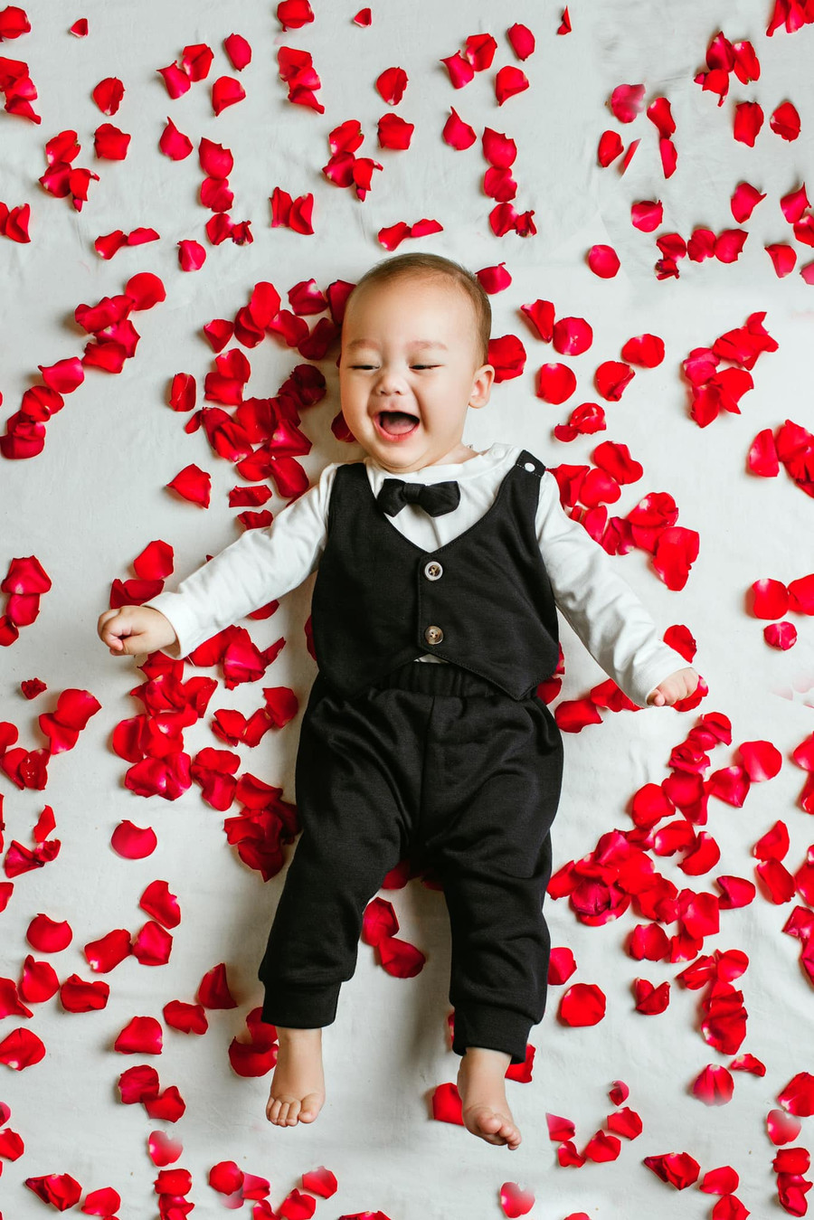 Nhân dịp đặc biệt này, bà xã Bùi Tiến Dũng đã thay mặt con trai chào hỏi mọi người: “Đến lúc chào hỏi mọi người rồi. Tên con là Danil. Con 6 tháng tuổi. Mẹ và bố đã nuôi dạy con trở thành một quý ông đích thực, vì vậy những bông hồng này của con dành cho những quý cô đáng yêu ạ! Nhân dịp tròn 6 tháng tuổi, con chúc mọi người luôn tích cực, lạc quan và có thật nhiều nụ cười. Hẹn gặp lại mọi người sớm ạ!”.