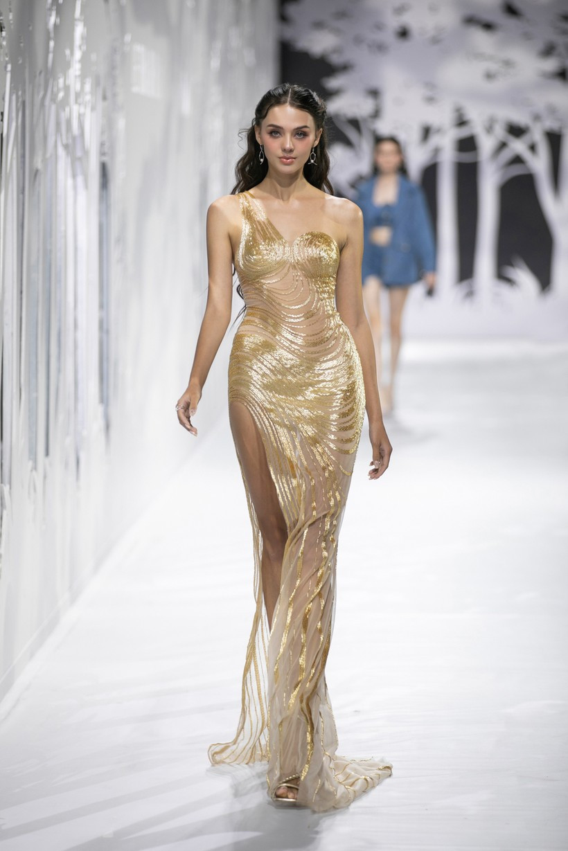 Trên sàn diễn, bà xã Bùi Tiến Dũng đã khiến người xem trầm trồ khi tự tin khoe trọn vóc dáng mảnh mai và đôi chân dài miên man.