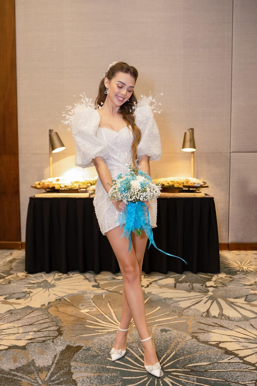 Bà xã thủ môn Bùi Tiến Dũng sinh năm 2000, cô có vẻ ngoài xinh đẹp như búp bê cùng chiều cao ấn tượng 1m73. Dianka Zakhido được nhận xét là nàng một trong những WAGs có nhan sắc xinh đẹp nhất.