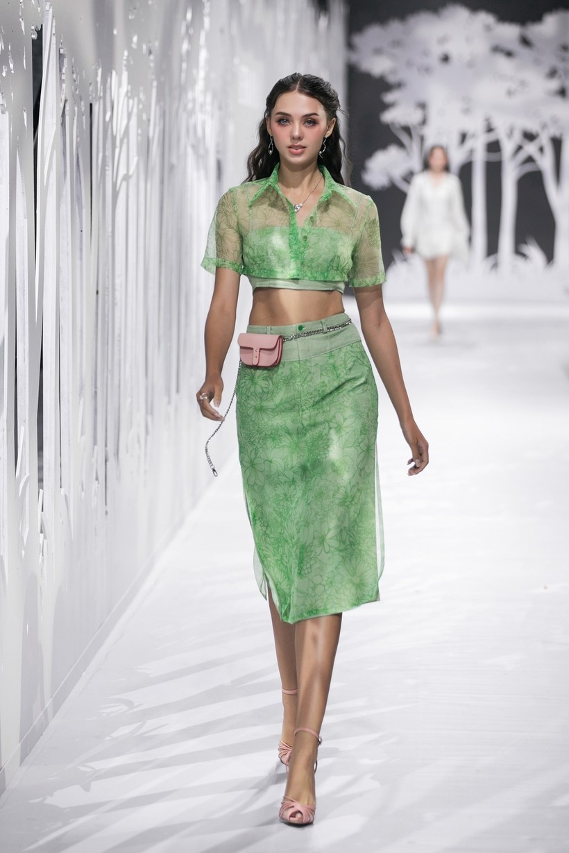 Với gương mặt xinh đẹp, sống mũi cao, đôi mắt hút hồn và nụ cười toả nắng, bà xã Bùi Tiến Dũng càng thêm nổi bật dưới ánh đèn sân khấu.