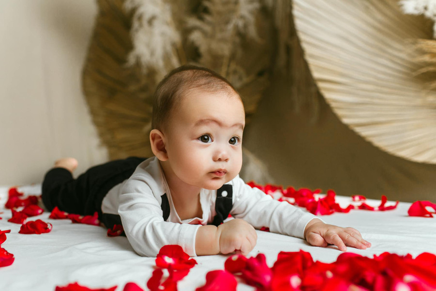 Được biết em bé nhà Bùi Tiến Dũng tên là Danil, vừa tròn 6 tháng tuổi. Cậu bé sở hữu làn da trắng sáng cùng đôi mắt to tròn vô cùng đáng yêu.