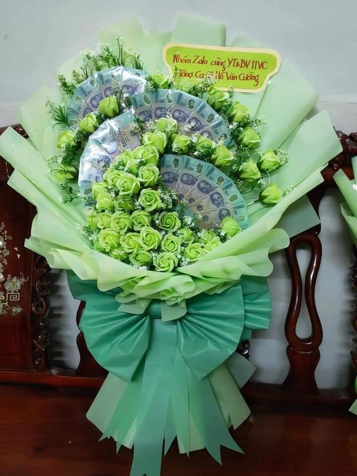 Hồ Văn Cường nhận được rất nhiều món quà vật chất tới từ người hâm mộ. Hồ Văn Cường nhận được rất nhiều món quà vật chất tới từ người hâm mộ.