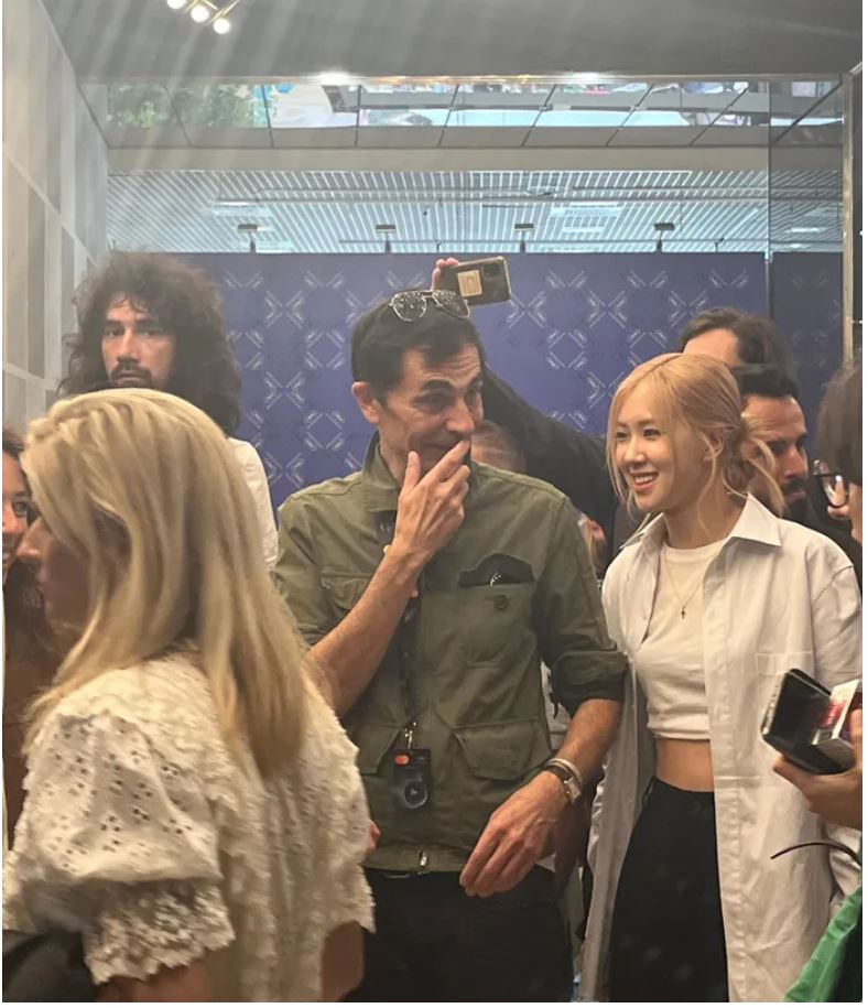 Rosé xuất hiện vô cùng giản dị tại buổi công chiếu phim ngắn Strange Way Of Life của Saint Laurent.