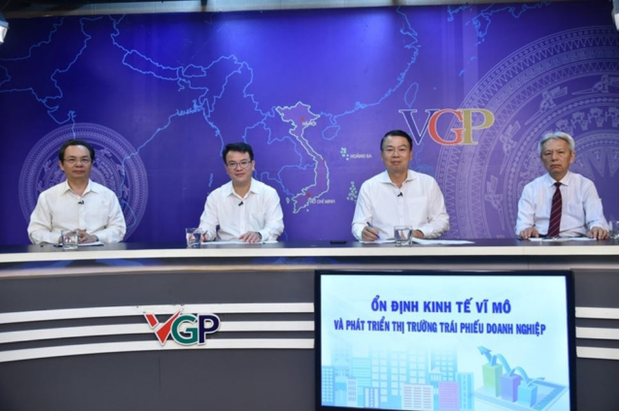 Các khách mời tham dự Tọa đàm (từ trái sang): GS.TS. Hoàng Văn Cường, đại biểu Quốc hội, Phó Hiệu trưởng ĐH Kinh tế Quốc dân; Thứ trưởng Bộ Tài chính Nguyễn Đức Chi; Thứ trưởng Bộ Kế hoạch và Đầu tư Trần Quốc Phương; TS. Nguyễn Sĩ Dũng, nguyên Phó Chủ nhiệm Văn phòng Quốc hội - Ảnh: VGP/Quang Thương. Các khách mời tham dự Tọa đàm (từ trái sang): GS.TS. Hoàng Văn Cường, đại biểu Quốc hội, Phó Hiệu trưởng ĐH Kinh tế Quốc dân; Thứ trưởng Bộ Tài chính Nguyễn Đức Chi; Thứ trưởng Bộ Kế hoạch và Đầu tư Trần Quốc Phương; TS. Nguyễn Sĩ Dũng, nguyên Phó Chủ nhiệm Văn phòng Quốc hội - Ảnh: VGP/Quang Thương.