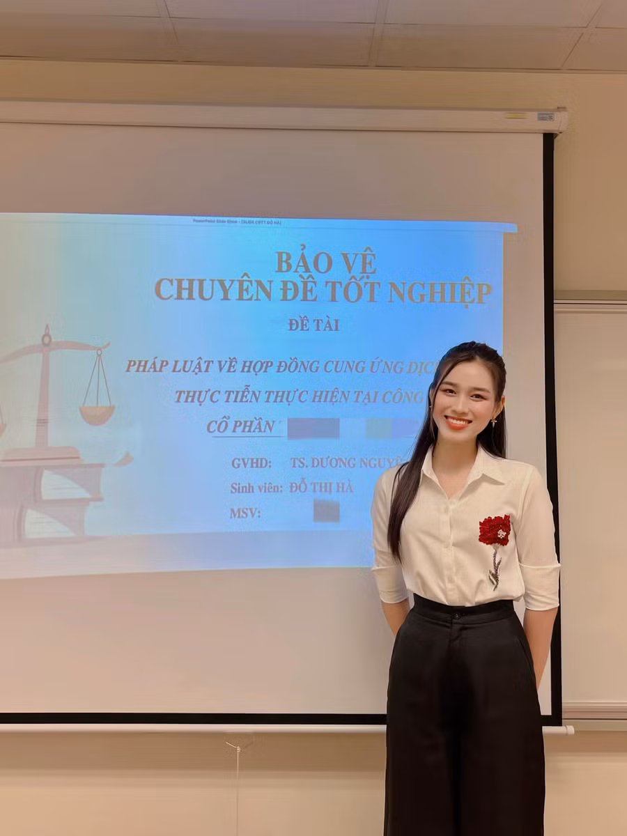 Hoa hậu Đỗ Thị Hà khoe hình ảnh rạng rỡ trong buổi bảo vệ chuyên đề đồ án tốt nghiệp.