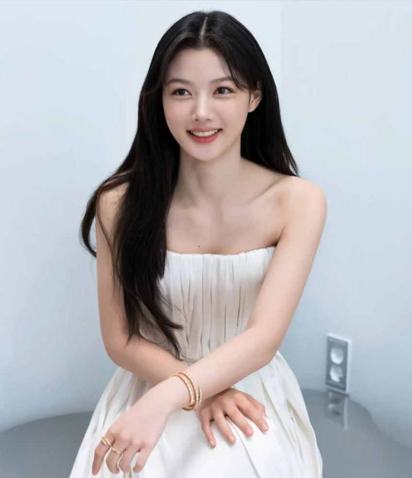 Nữ diễn viên Kim Yoo Jung. Nữ diễn viên Kim Yoo Jung.