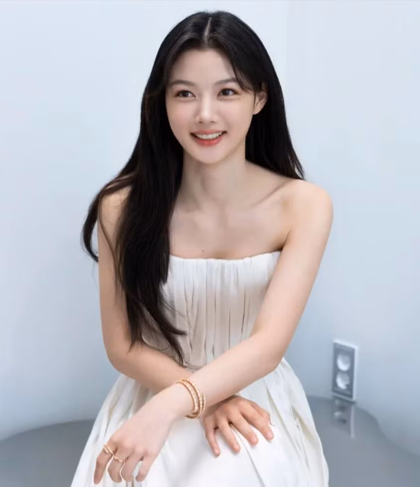 Nữ diễn viên Kim Yoo Jung. Nữ diễn viên Kim Yoo Jung.