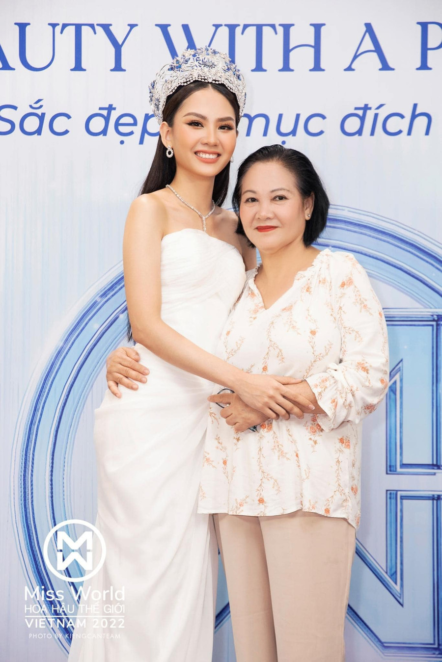 Nhân Ngày của mẹ, Hoa hậu Mai Phương đã gửi gắm lời nhắn nhủ đầy ngọt ngào tới người mẹ thân yêu: “Mẹ là tất cả. Con yêu Mẹ rất nhiều”. Nhân Ngày của mẹ, Hoa hậu Mai Phương đã gửi gắm lời nhắn nhủ đầy ngọt ngào tới người mẹ thân yêu: “Mẹ là tất cả. Con yêu Mẹ rất nhiều”.