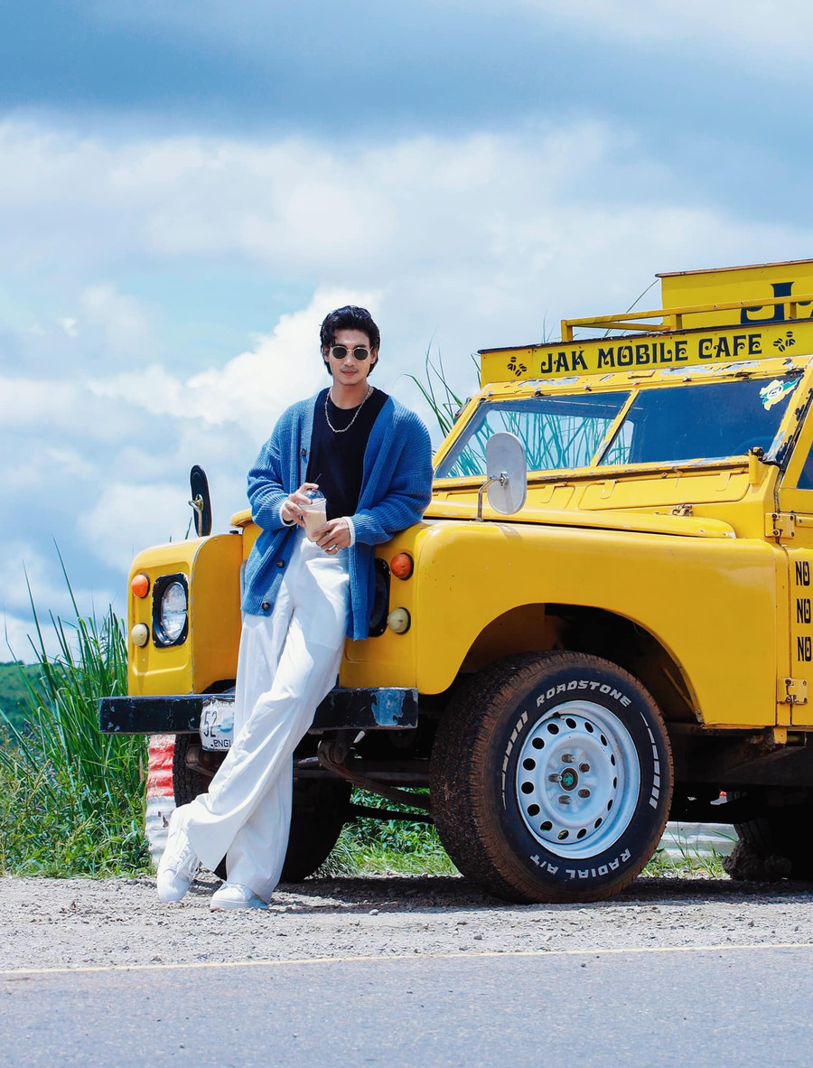 Paing Takhon sở hữu chiều cao “khủng” 1m88 cùng thân hình cơ bắp, rắn rỏi “chuẩn 8 múi”. Nam người mẫu được nhiều người biết đến với danh xưng “Aquaman châu Á&quot;.