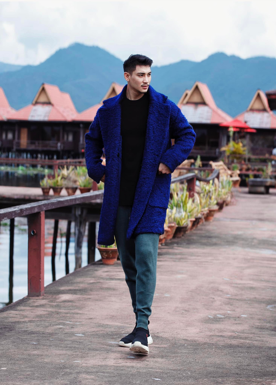 Vào năm 2021, mỹ nam này từng bị kết án 3 năm tù khổ sai sau khi tham gia vào một cuộc biểu tình. Vào năm 2022, Paing Takhon đã được thả tự do.