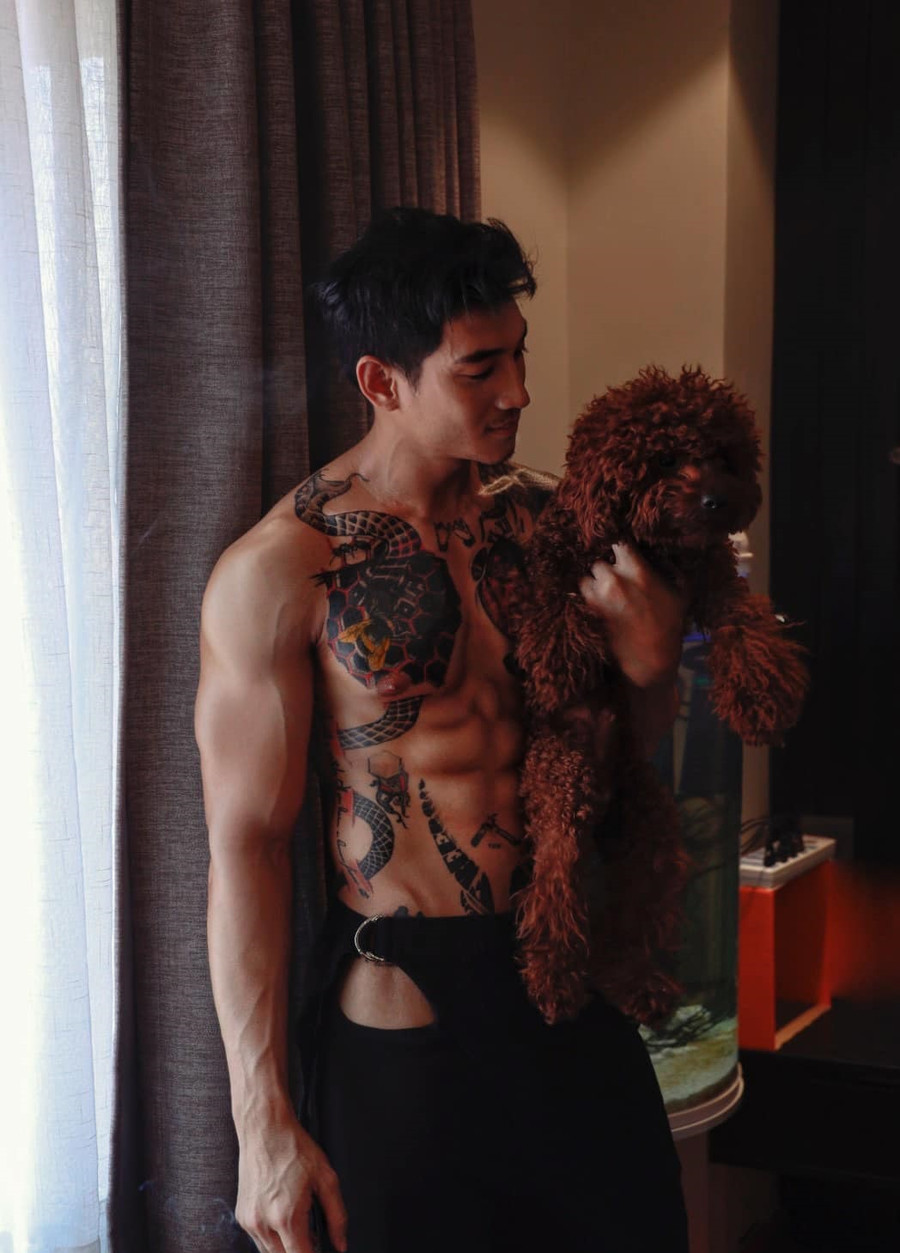 Anh để tóc ngắn trông bụi bặm và phong trần hơn trước. Thân hình của Paing Takhon vô cùng săn chắc, cuốn hút nhưng gương mặt có vẻ hốc hác hơn so với trước.