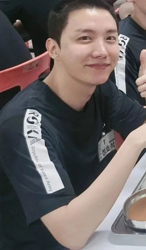 Hình ảnh của J-Hope (BTS) trong quân ngũ. Hình ảnh của J-Hope (BTS) trong quân ngũ.