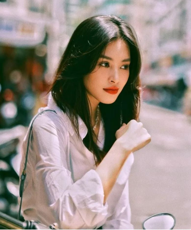 Thậm chí, nhiều người còn so sánh nhan sắc của Tiểu Vy với đệ nhất mỹ nhân Hong Kong - Lý Gia Hân. Nữ minh tinh được mệnh danh là nàng hậu đẹp nhất lịch sử cuộc thi Hoa hậu Hồng Kông. Thậm chí, nhiều người còn so sánh nhan sắc của Tiểu Vy với đệ nhất mỹ nhân Hong Kong - Lý Gia Hân. Nữ minh tinh được mệnh danh là nàng hậu đẹp nhất lịch sử cuộc thi Hoa hậu Hồng Kông.