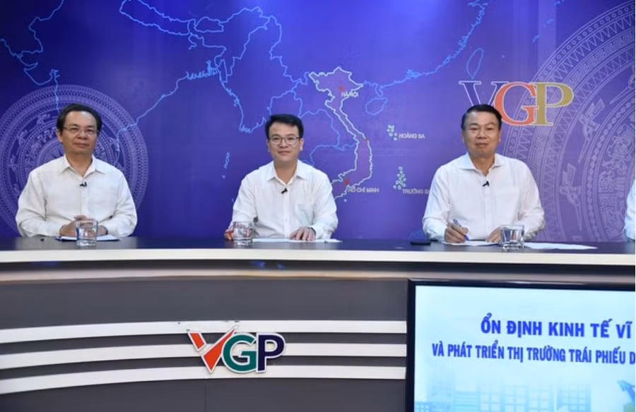 GS.TS. Hoàng Văn Cường; Thứ trưởng Bộ Tài chính Nguyễn Đức Chi; Thứ trưởng Bộ Kế hoạch và Đầu tư Trần Quốc Phương tại Tọa đàm - Ảnh: VGP/Quang Thương.