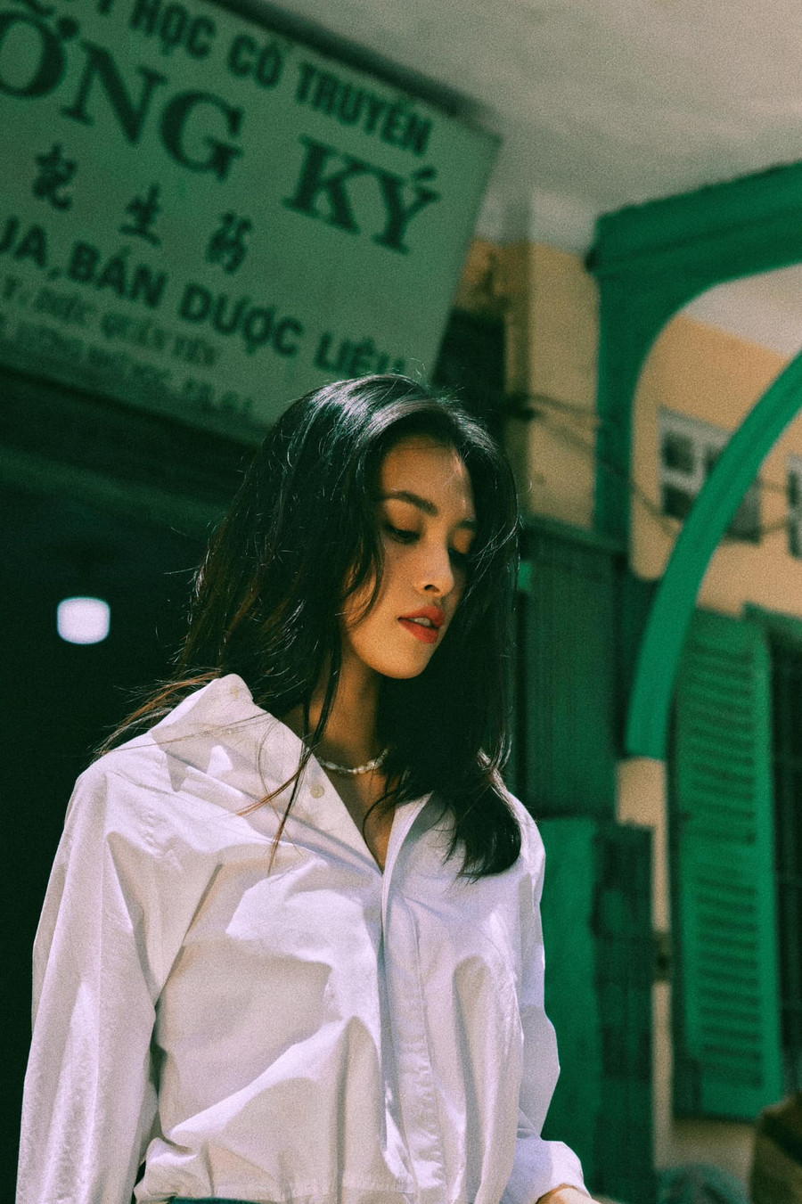 Trong bộ ảnh được Tiểu Vy đăng tải, nàng hậu đã ghi dấu ấn vô cùng đậm nét nhờ phong cách thời trang tối giản khi kết hợp áo sơ mi trắng cùng chiếc váy jean vintage, điểm xuyết thắt lưng đen và đôi giày loafer cổ điển. Trong bộ ảnh được Tiểu Vy đăng tải, nàng hậu đã ghi dấu ấn vô cùng đậm nét nhờ phong cách thời trang tối giản khi kết hợp áo sơ mi trắng cùng chiếc váy jean vintage, điểm xuyết thắt lưng đen và đôi giày loafer cổ điển.