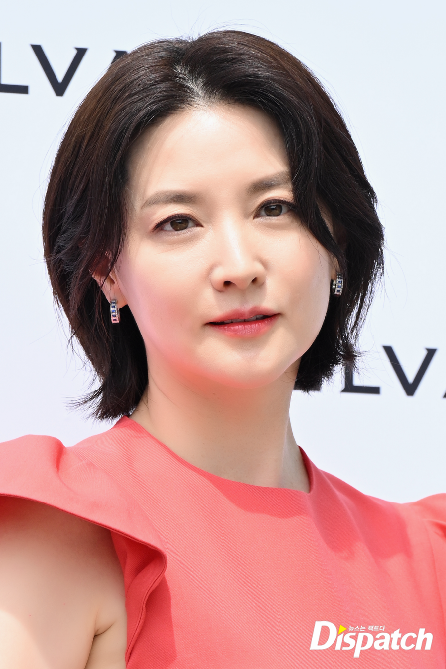 Dung nhan vô cùng trẻ trung của &apos;quốc bảo nhan sắc&apos; Lee Young Ae dù đã U60.