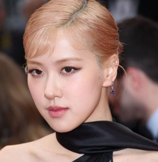 Rosé xuất hiện tại Liên hoan phim Cannes 2023 với diện mạo vô cùng mới mẻ.