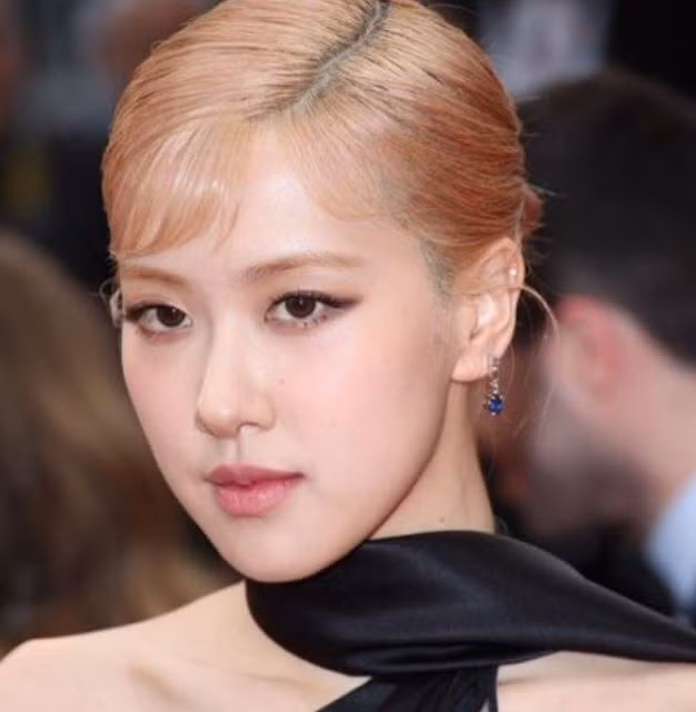 Rosé xuất hiện tại Liên hoan phim Cannes 2023 với diện mạo vô cùng mới mẻ. Rosé xuất hiện tại Liên hoan phim Cannes 2023 với diện mạo vô cùng mới mẻ.
