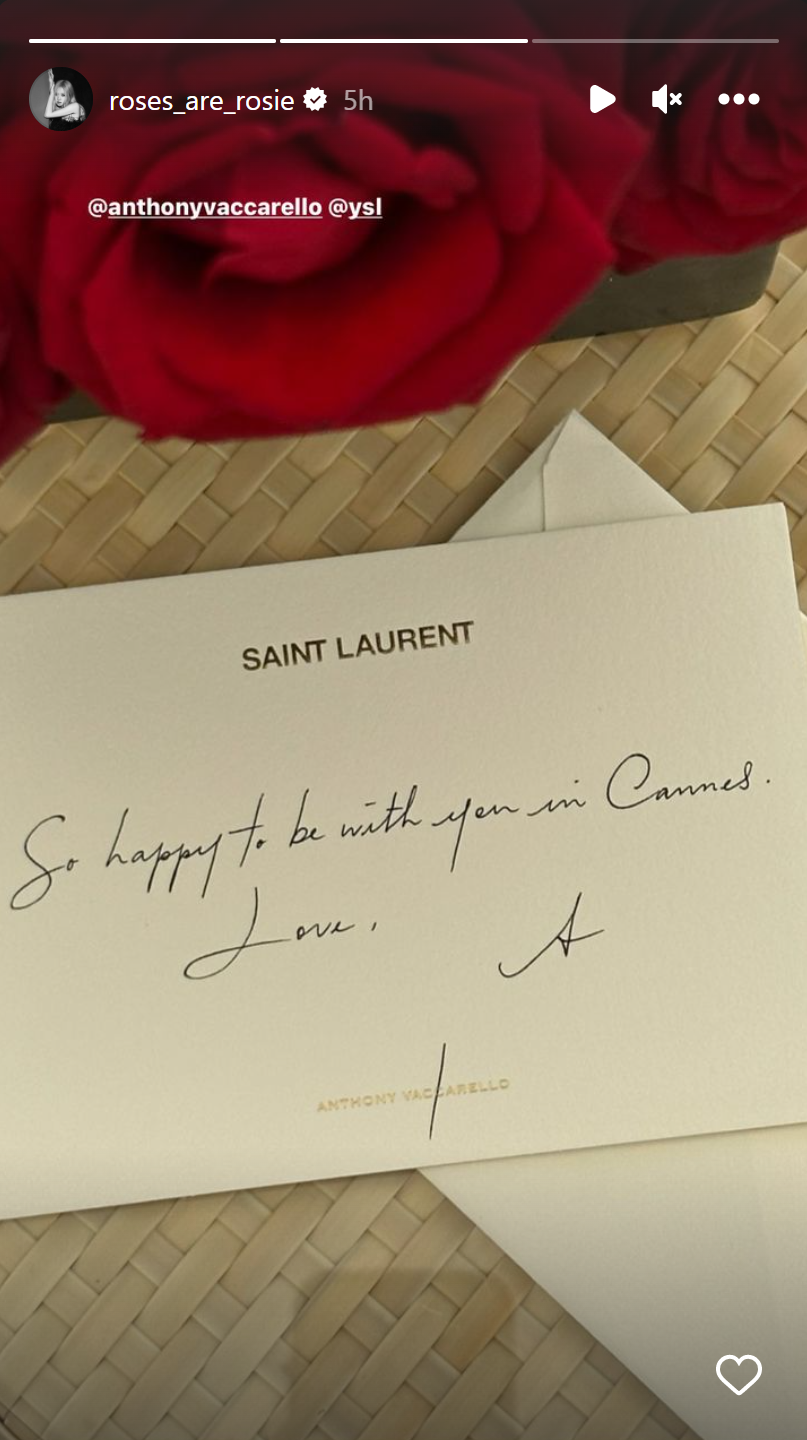 Rosé nhận lời mời tham dự LHP Cannes cùng nhà thiết kế Anthony Vaccarello. Rosé nhận lời mời tham dự LHP Cannes cùng nhà thiết kế Anthony Vaccarello.