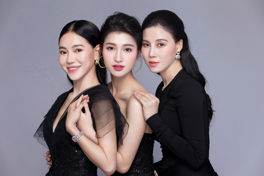 Nàng hậu của chia sẻ thêm rằng: "Mẹ Nguyệt từng kể với con, thời trẻ mẹ cũng có ước mơ làm nghệ thuật nhưng chưa thể thực hiện được. Con đã thực hiện được đam mê của riêng mình và trùng hợp thay cũng đã hiện thực hóa được ước mơ của mẹ. Con sẽ nỗ lực thật nhiều trên con đường này và sẽ trưởng thành hơn, độc lập hơn để 2 mẹ mãi tự hào về con. Con mong rằng hai mẹ luôn mạnh khỏe, vui vẻ và luôn ở cạnh con như thế này hai mẹ nhé!". Nàng hậu của chia sẻ thêm rằng: "Mẹ Nguyệt từng kể với con, thời trẻ mẹ cũng có ước mơ làm nghệ thuật nhưng chưa thể thực hiện được. Con đã thực hiện được đam mê của riêng mình và trùng hợp thay cũng đã hiện thực hóa được ước mơ của mẹ. Con sẽ nỗ lực thật nhiều trên con đường này và sẽ trưởng thành hơn, độc lập hơn để 2 mẹ mãi tự hào về con. Con mong rằng hai mẹ luôn mạnh khỏe, vui vẻ và luôn ở cạnh con như thế này hai mẹ nhé!".