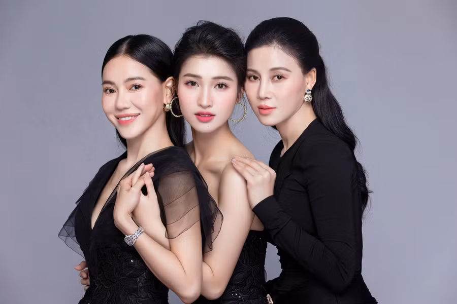 Nàng hậu của chia sẻ thêm rằng: "Mẹ Nguyệt từng kể với con, thời trẻ mẹ cũng có ước mơ làm nghệ thuật nhưng chưa thể thực hiện được. Con đã thực hiện được đam mê của riêng mình và trùng hợp thay cũng đã hiện thực hóa được ước mơ của mẹ. Con sẽ nỗ lực thật nhiều trên con đường này và sẽ trưởng thành hơn, độc lập hơn để 2 mẹ mãi tự hào về con. Con mong rằng hai mẹ luôn mạnh khỏe, vui vẻ và luôn ở cạnh con như thế này hai mẹ nhé!".