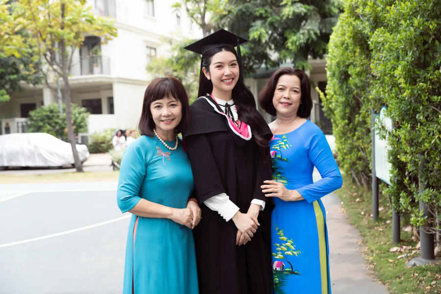 Á hậu Thúy Vân tâm sự: “Hôm trước có ai hỏi Vân: Ai là người Vân ngưỡng mộ nhất trên cuộc đời?”. Đây ạ, không những một mà là hai người, chính là mẹ Hảo và mẹ Thuý của Vân. Hai người tuyệt vời nhất luôn yêu thương và ủng hộ Vân trên mọi hành trình trong cuộc sống. Chúc mừng Ngày của Mẹ đến tất cả những bà mẹ tuyệt vời trên thế giới”. Á hậu Thúy Vân tâm sự: “Hôm trước có ai hỏi Vân: Ai là người Vân ngưỡng mộ nhất trên cuộc đời?”. Đây ạ, không những một mà là hai người, chính là mẹ Hảo và mẹ Thuý của Vân. Hai người tuyệt vời nhất luôn yêu thương và ủng hộ Vân trên mọi hành trình trong cuộc sống. Chúc mừng Ngày của Mẹ đến tất cả những bà mẹ tuyệt vời trên thế giới”.
