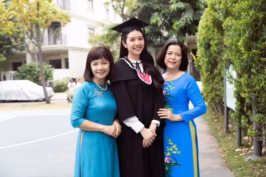 Á hậu Thúy Vân tâm sự: “Hôm trước có ai hỏi Vân: Ai là người Vân ngưỡng mộ nhất trên cuộc đời?”. Đây ạ, không những một mà là hai người, chính là mẹ Hảo và mẹ Thuý của Vân. Hai người tuyệt vời nhất luôn yêu thương và ủng hộ Vân trên mọi hành trình trong cuộc sống. Chúc mừng Ngày của Mẹ đến tất cả những bà mẹ tuyệt vời trên thế giới”.