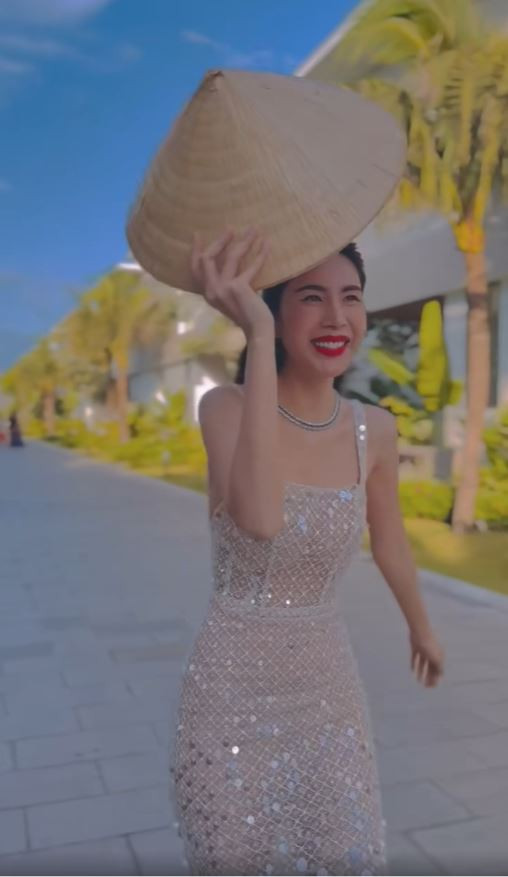 Nữ ca sĩ Thủy Tiên chia sẻ về món đồ quý giá, đồng hành cùng cô trong chuyến từ thiện cách đây 3 năm đó chính là chiếc nón lá. Nữ ca sĩ Thủy Tiên chia sẻ về món đồ quý giá, đồng hành cùng cô trong chuyến từ thiện cách đây 3 năm đó chính là chiếc nón lá.