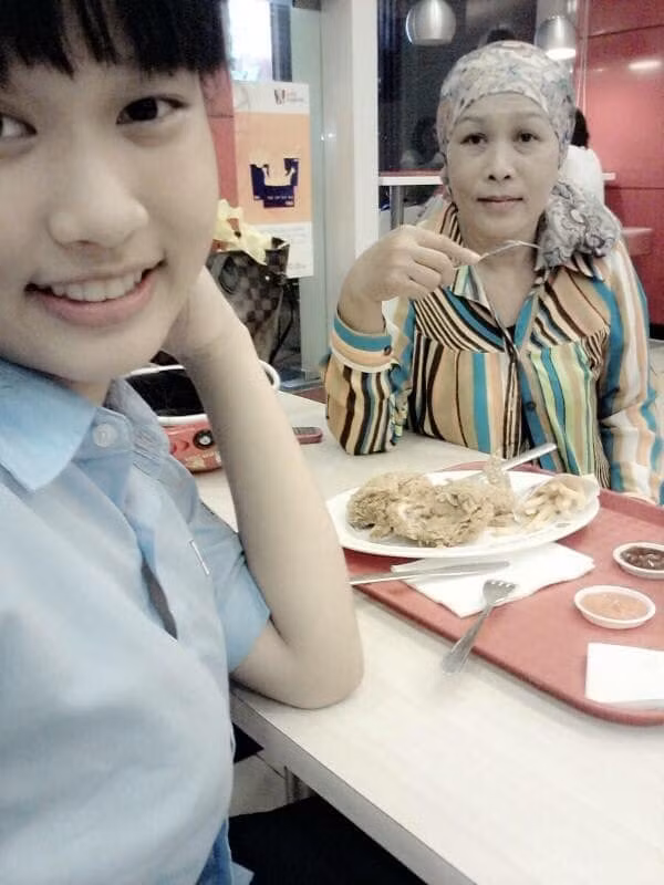 Hoa hậu Đoàn Thiên Ân gửi gắm những lời nhắn nhủ đầy xúc động tới người mẹ quá cố. Nàng hậu viết: “Cảm ơn mẹ đã sinh ra con, nuôi nấng con và chăm sóc con từng chút 1. Cảm ơn mẹ đã luôn yêu thương con bằng tất cả những gì mẹ có. Cảm ơn mẹ đã dạy dỗ con nên người, bảo vệ con trước sóng gió của tuổi trưởng thành. Và kể cả giây phút này mẹ vẫn luôn là chỗ dựa tinh thần của con kể cả khi con không còn nhìn thấy mẹ… Chúc cho những ai đang làm mẹ ngày nào cũng sẽ hạnh phúc như Ngày của Mẹ. Mẹ ơi, đoạn đường này mẹ con mình không đi cùng nhau được nhiều. Nếu có kiếp sau con vẫn muốn làm con của mẹ để được chăm sóc cho mẹ, mẹ nha”.