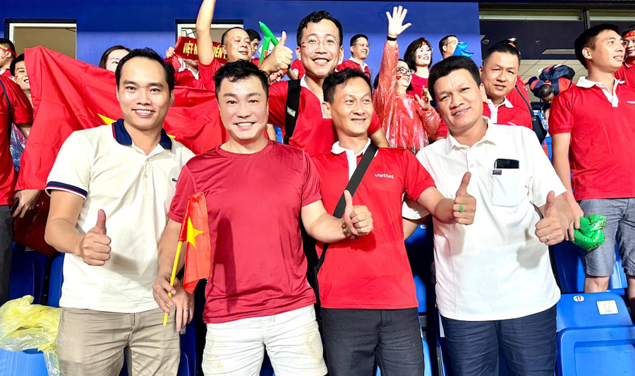 Nam diễn viên Lý Hùng hết mình cổ vũ cho đội tuyển bóng đá Nam Việt Nam. Nam diễn viên Lý Hùng hết mình cổ vũ cho đội tuyển bóng đá Nam Việt Nam.