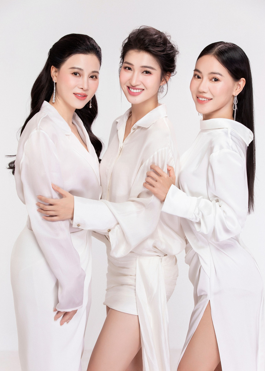 Á hậu Phương Nhi bày tỏ lòng biết ơn đối với hai người phụ nữ có ảnh hưởng lớn trong cuộc đời. Phương Nhi viết: "Cảm ơn hai mẹ đã là mẹ của con! Mẹ Nguyệt là người đã sinh ra con, nuôi con lớn, dạy dỗ con và luôn đồng hành cùng con. Còn mẹ Dung là người đã cho con cơ hội để thể hiện mình nhiều hơn, bước ra khỏi vùng an toàn và chăm sóc con khi không có gia đình cạnh bên. Con cảm ơn hai mẹ rất nhiều". Á hậu Phương Nhi bày tỏ lòng biết ơn đối với hai người phụ nữ có ảnh hưởng lớn trong cuộc đời. Phương Nhi viết: "Cảm ơn hai mẹ đã là mẹ của con! Mẹ Nguyệt là người đã sinh ra con, nuôi con lớn, dạy dỗ con và luôn đồng hành cùng con. Còn mẹ Dung là người đã cho con cơ hội để thể hiện mình nhiều hơn, bước ra khỏi vùng an toàn và chăm sóc con khi không có gia đình cạnh bên. Con cảm ơn hai mẹ rất nhiều".